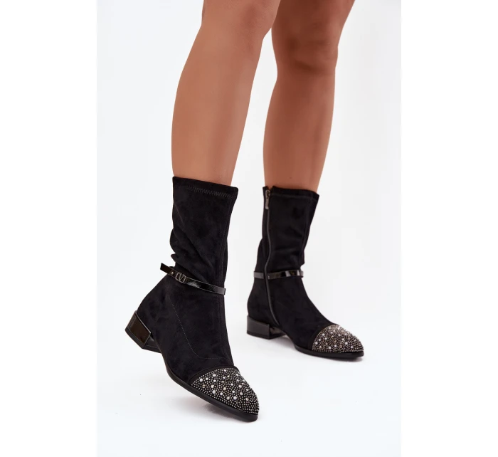 Dámské kotníkové boty na nízkém podpatku s ozdobou a páskem D&A MR52-165 Černé