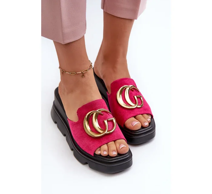 Dámské pantofle z ekologického semiše na klínku a platformě se zlatým zdobením Fuchsia Iaria Dámské pantofle z ekologického semiše na klínku a platformě se zlatým zdobením Fuchsia Iaria