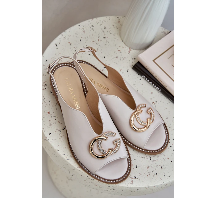 Kožené Sandály Na Plochém Podpatku S Dekorací Světle Béžové model 21685328 - Laura Messi Kožené Sandály Na Plochém Podpatku S Dekorací Světle Béžové model 21685328 - Laura Messi