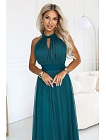 Elegantní večerní maxi šaty s výstřihem, tylem a zavazováním v pase – zelené model 22285998 - numoco basic Elegantní večerní maxi šaty s výstřihem, tylem a zavazováním v pase – zelené model 22285998 - numoco basic