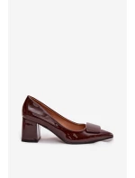 Lakované lodičky na podpatku s ozdobou čokoládové Isoline