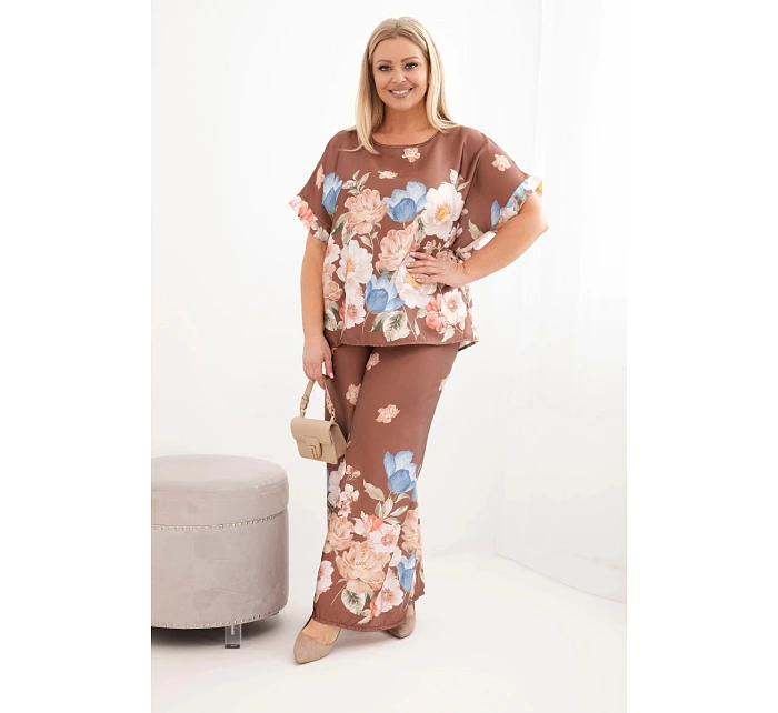 Dámský komplet Plus Size s halenkou a kalhotami s květinovým vzorem a širokou nohavicí hnědý