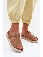 Kožené dámské sandály na platformě se zlatou sponou Camel model 22095008 - Boto Kožené dámské sandály na platformě se zlatou sponou Camel model 22095008 - Boto