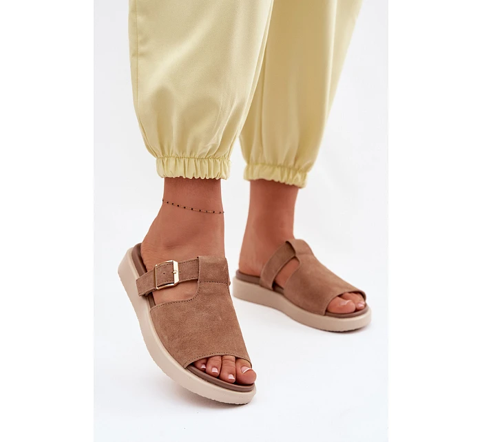 Kožené dámské sandály na platformě se zlatou sponou Camel model 22095008 - Boto Kožené dámské sandály na platformě se zlatou sponou Camel model 22095008 - Boto