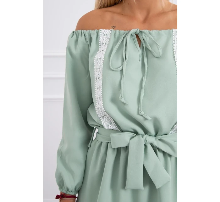 Šaty s odhalenými rameny a krajkou světle zelené barvy Šaty s odhalenými rameny a krajkou světle zelené barvy