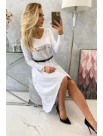 Šaty s ozdobným páskem a nápisy bílé barvy