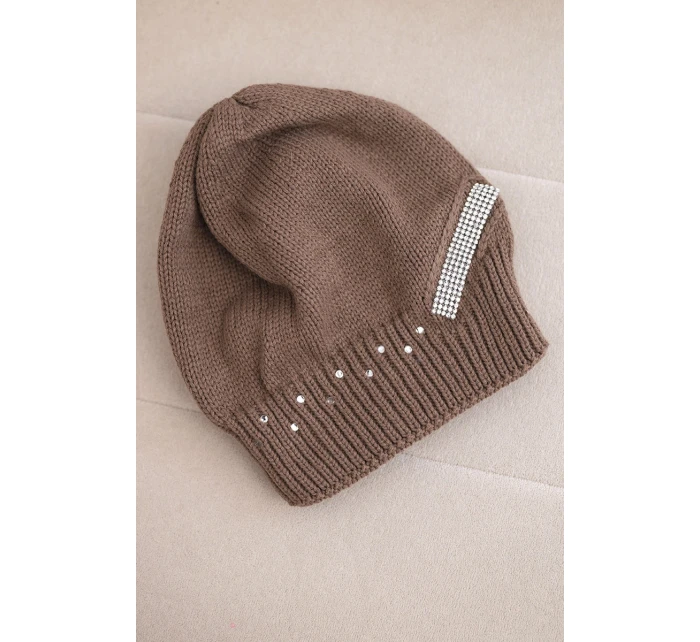 Dámská zimní vlněná čepice s ozdobným páskem z kubických zirkonů K402 mocca