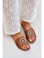 Kožené pantofle s ozdobou na plochém podpatku Zazoo model 21682258 Camel - Boto Kožené pantofle s ozdobou na plochém podpatku Zazoo model 21682258 Camel - Boto