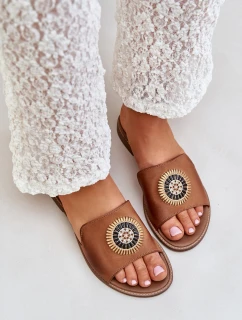 Kožené pantofle s ozdobou na plochém podpatku Zazoo model 21682258 Camel - Boto