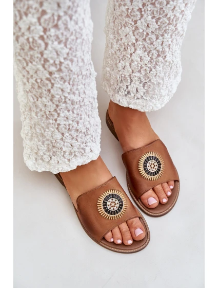 Kožené pantofle s ozdobou na plochém podpatku Zazoo model 21682258 Camel - Boto Kožené pantofle s ozdobou na plochém podpatku Zazoo model 21682258 Camel - Boto