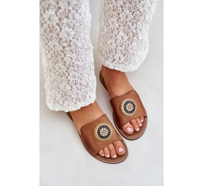 Kožené pantofle s ozdobou na plochém podpatku Zazoo model 21682258 Camel - Boto Kožené pantofle s ozdobou na plochém podpatku Zazoo model 21682258 Camel - Boto