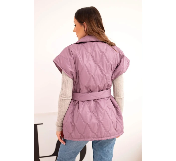 Dámská prošívaná vesta s páskem a širokým límcem tmavě růžová