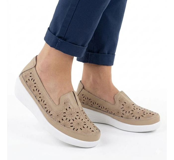 Dámská pohodlná kožená prolamovaná obuv béžová Evento 6849