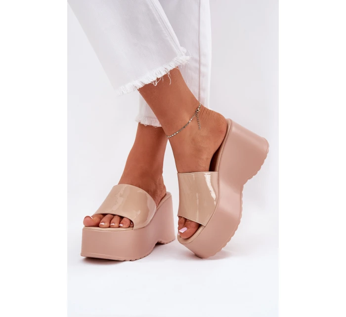 Dámské Pantofle Na Platformě A Klínu Béžové model 21687188 - Boto Dámské Pantofle Na Platformě A Klínu Béžové model 21687188 - Boto