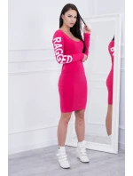 Roztrhané fuchsiové šaty