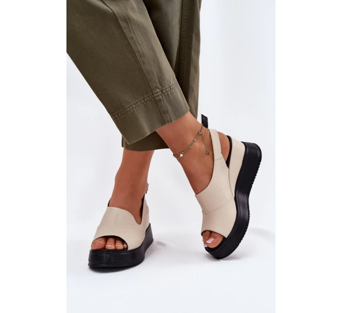 Kožené dámské sandály na klínu model 21697572 béžové - Artiker