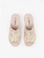 Stylové zlaté nazouváky dámské na klínku Stylové zlaté nazouváky dámské na klínku