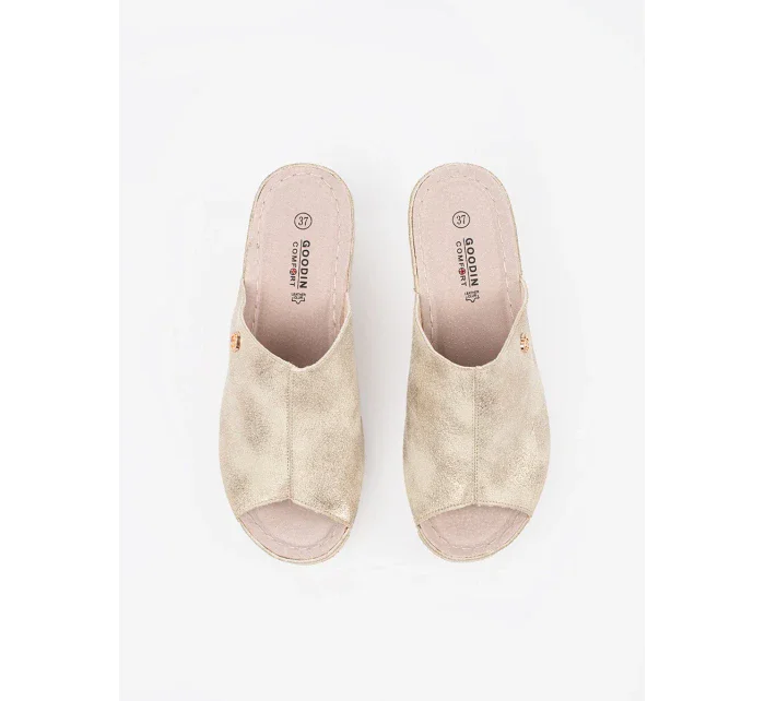 Stylové zlaté nazouváky dámské na klínku Stylové zlaté nazouváky dámské na klínku