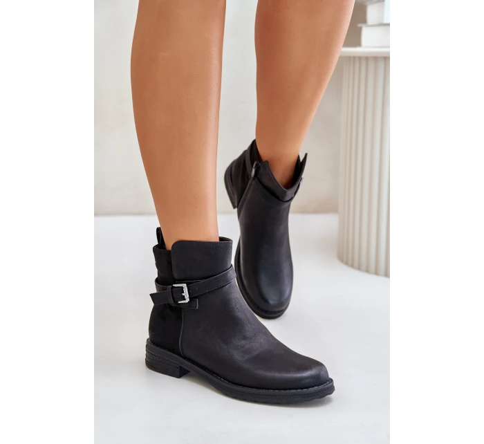 Zateplené Boty Na Plochém Podpatku Se Páskem Černé model 21675492 - EVENTO Zateplené Boty Na Plochém Podpatku Se Páskem Černé model 21675492 - EVENTO