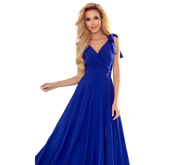 Dlouhé dámské šaty v chrpové barvě s výstřihem a zavazováním na ramenou model 17963861 - numoco