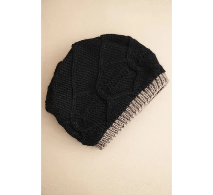 Dámská zimní čepice z vlny s proplétaným vzorem K443 černá + cappuccino