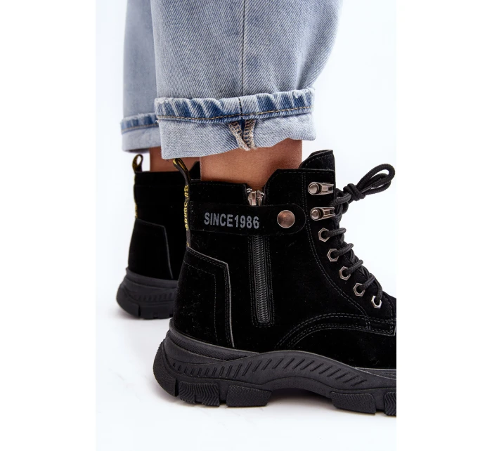 Zateplené semišové dámské botky Trapery černé Jailina Zateplené semišové dámské botky Trapery černé Jailina