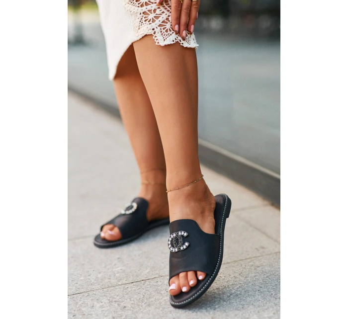 Elegantní Dámské Lesklé Žabky S Ozdobou model 21665164 Černé - S.Barski