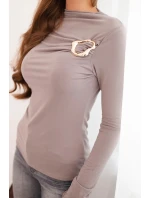 Dámská blůza s ozdobnou sponou model 21468712 z viskózy fango - K-Fashion