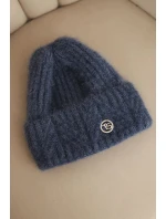 Dámská zimní čepice z huňaté pleteniny a s model 21441816 knoflíkem modrá - K-Fashion