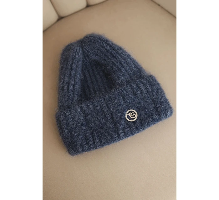 Dámská zimní čepice z huňaté pleteniny a s model 21441816 knoflíkem modrá - K-Fashion