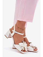 Dámské sandály na podpatku s ozdobným květem model 22100079 bílé - VINCEZA