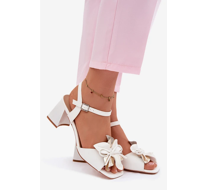 Dámské sandály na podpatku s ozdobným květem model 22100079 bílé - VINCEZA