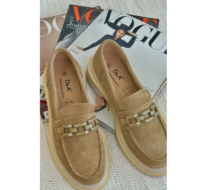 Dámské semišové mokasíny na plochém podpatku s ozdobou D&A Brown Dámské semišové mokasíny na plochém podpatku s ozdobou D&A Brown