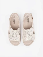 Moderní dámské  sandály Jasnobeżowy na plochém podpatku