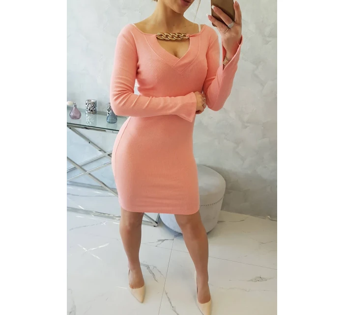 Šaty se zlatým řetízkem meruňková