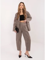 Spodnie IT SP model 22016612 ciemny bezowy - FPrice Spodnie IT SP model 22016612 ciemny bezowy - FPrice