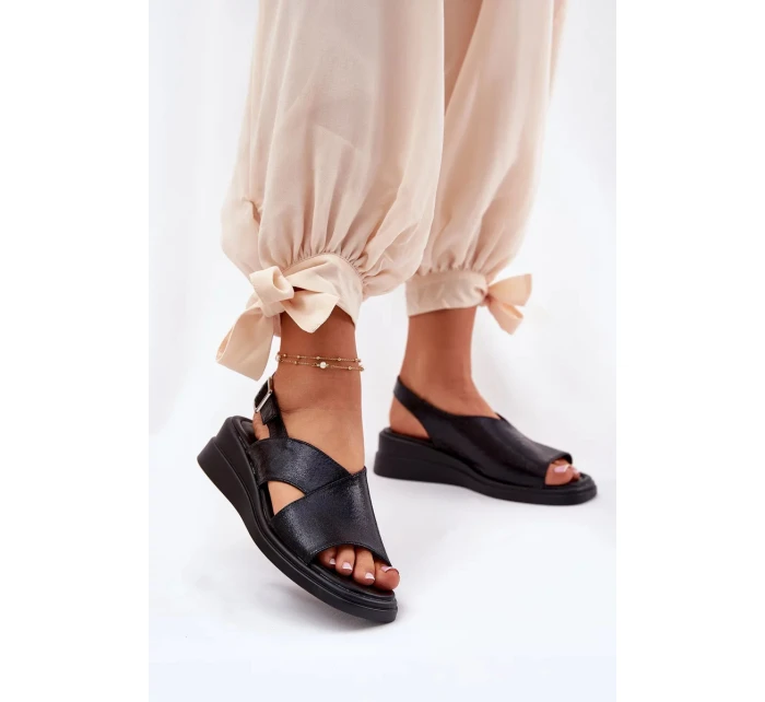 Dámské lakované sandály na klínku z eko kůže - černé Quilara Dámské lakované sandály na klínku z eko kůže - černé Quilara