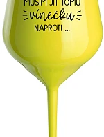 MUSÍM JÍT TOMU VÍNEČKU NAPROTI... - žlutá nerozbitná sklenice na víno 470 ml