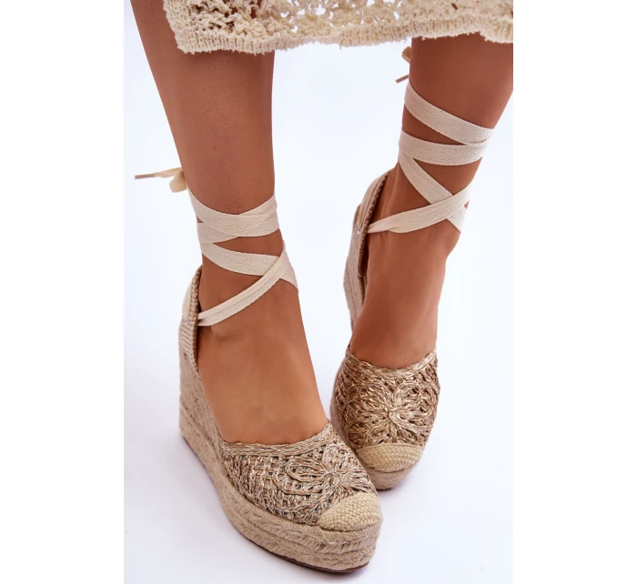 Vázané dámské sandály na klínu Béžové model 21613938 - Boto Vázané dámské sandály na klínu Béžové model 21613938 - Boto