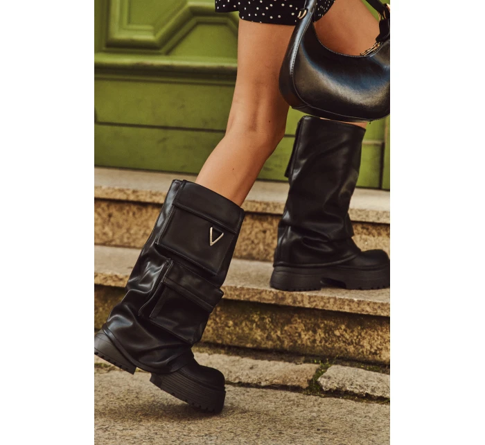 Zateplené nazouvací dámské kozačky na masivní platformě s kapsami Černé model 21710069 - Boto