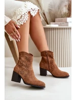 Boty S Svrškem Na Podpatku Eko Semišové Hnědé model 21668000 - Boto Boty S Svrškem Na Podpatku Eko Semišové Hnědé model 21668000 - Boto