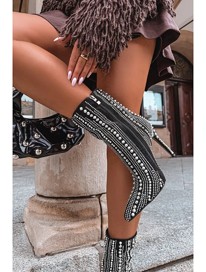 Zateplené kozačky na podpatku zdobené hroty na zip černé Delva