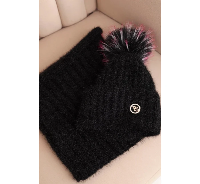 Dámská zimní souprava s bambulí a nákrčníkem černý