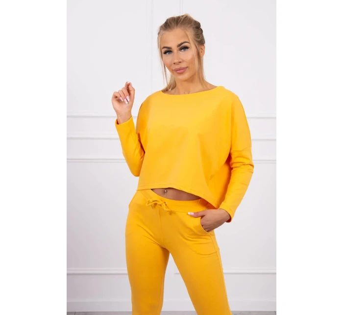 Souprava s oversize halenkou hořčicové barvy Souprava s oversize halenkou hořčicové barvy