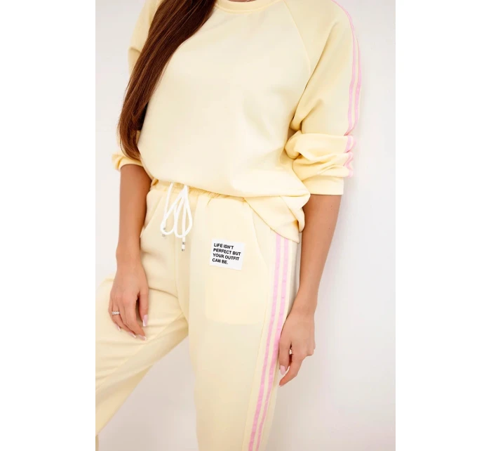 Dámská souprava Masełko s lampasy a volnou mikinou žlutý Dámská souprava Masełko s lampasy a volnou mikinou žlutý