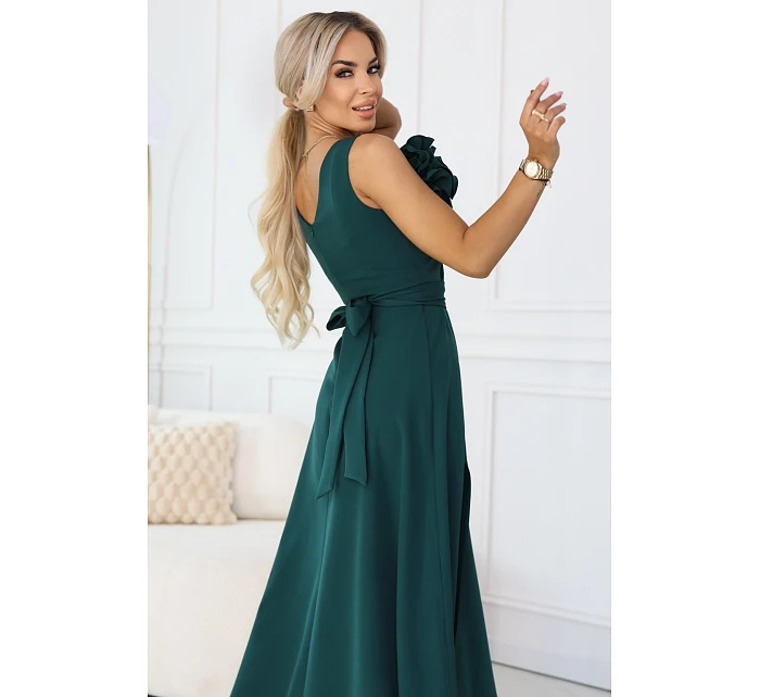 669-1 Romantické maxi šaty s květinou na rameni a rozparkem - lahvově zelené