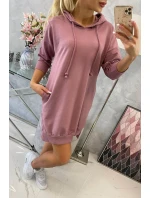 Šaty s kapucí a delšími zády tmavě růžové