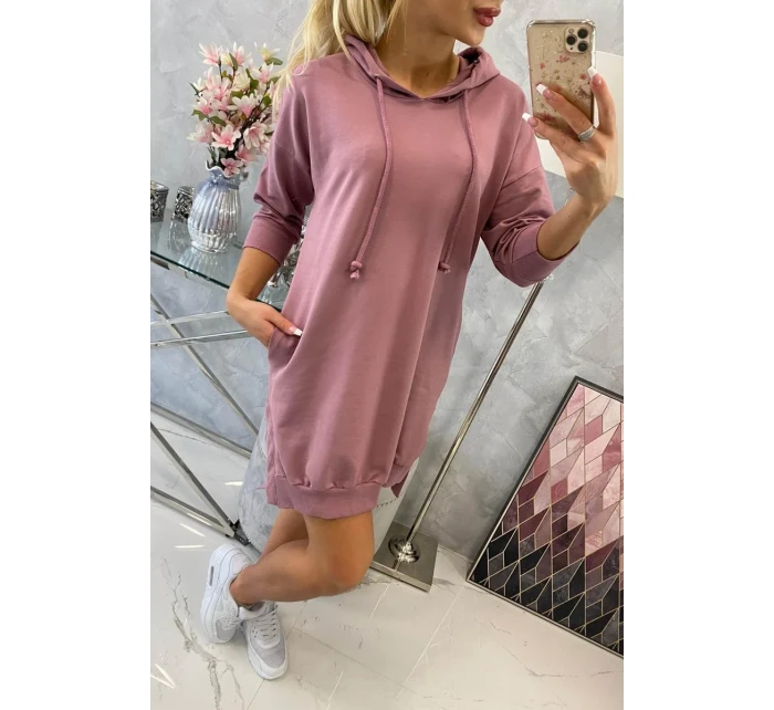 Šaty s kapucí a delšími zády tmavě růžové