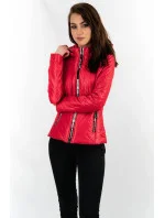 Krátká červená dámská prošívaná bunda s kapucí (B9566) Krátká červená dámská prošívaná bunda s kapucí (B9566)