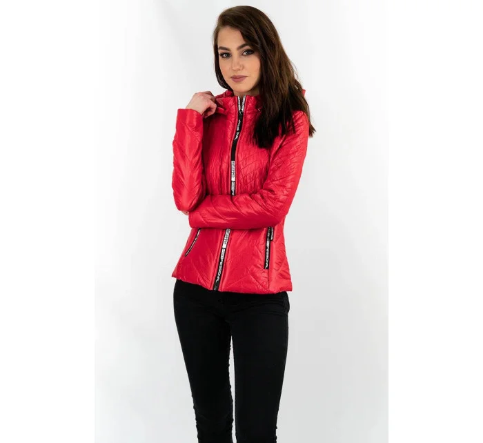 Krátká červená dámská prošívaná bunda s kapucí (B9566) Krátká červená dámská prošívaná bunda s kapucí (B9566)